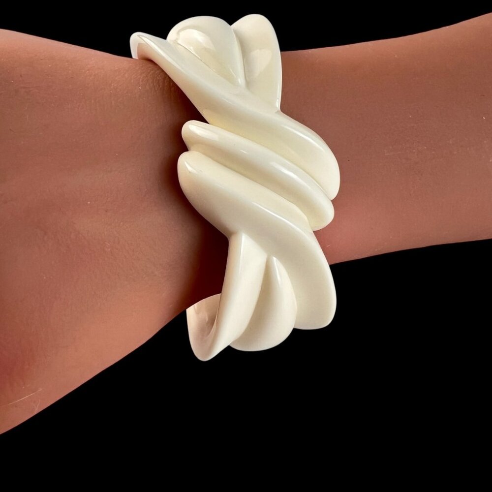 Vintage White Plastic Bow Ribbon Clamper Bangle Hinged Bracelet